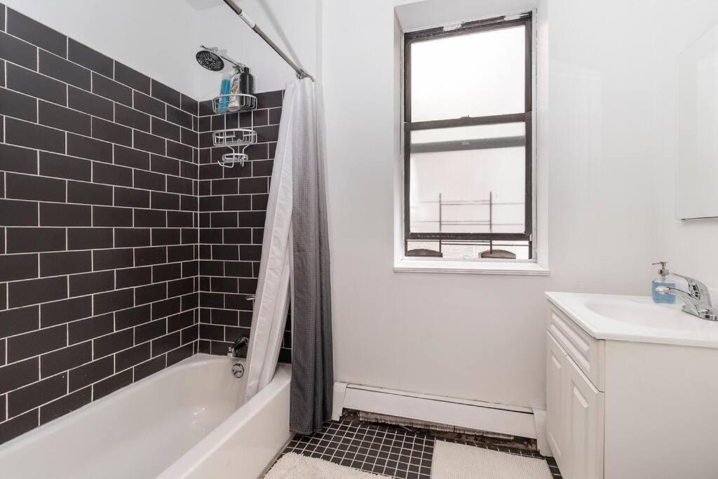 2Bed Bliss By Central Park North ニューヨーク エクステリア 写真